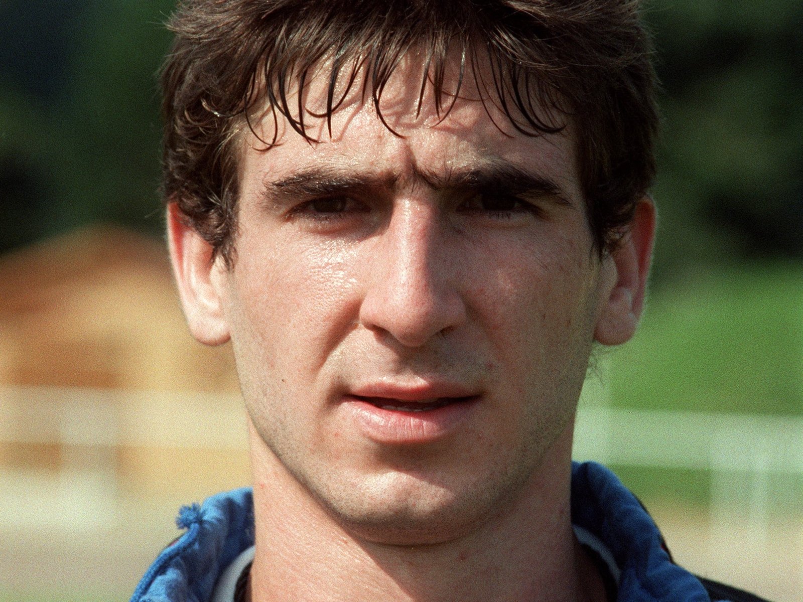 “Le tenía que haber dado más fuerte”: Éric Cantona, el futbolista que convirtió una patada a un racista en un evento social