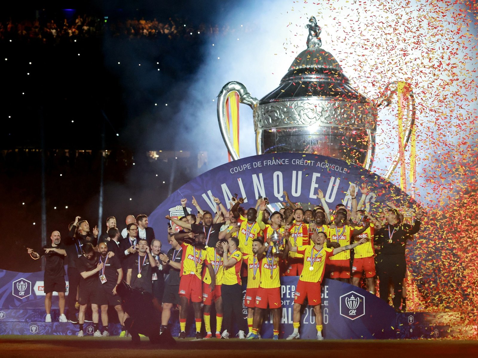 Lens jugó 50 minutos con uno menos y le ganó al PSG para ser campeón por primera vez de la Supercopa