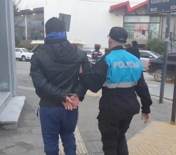 Lo identificaron durante un control en pleno centro y descubrieron que tenía pedido de captura