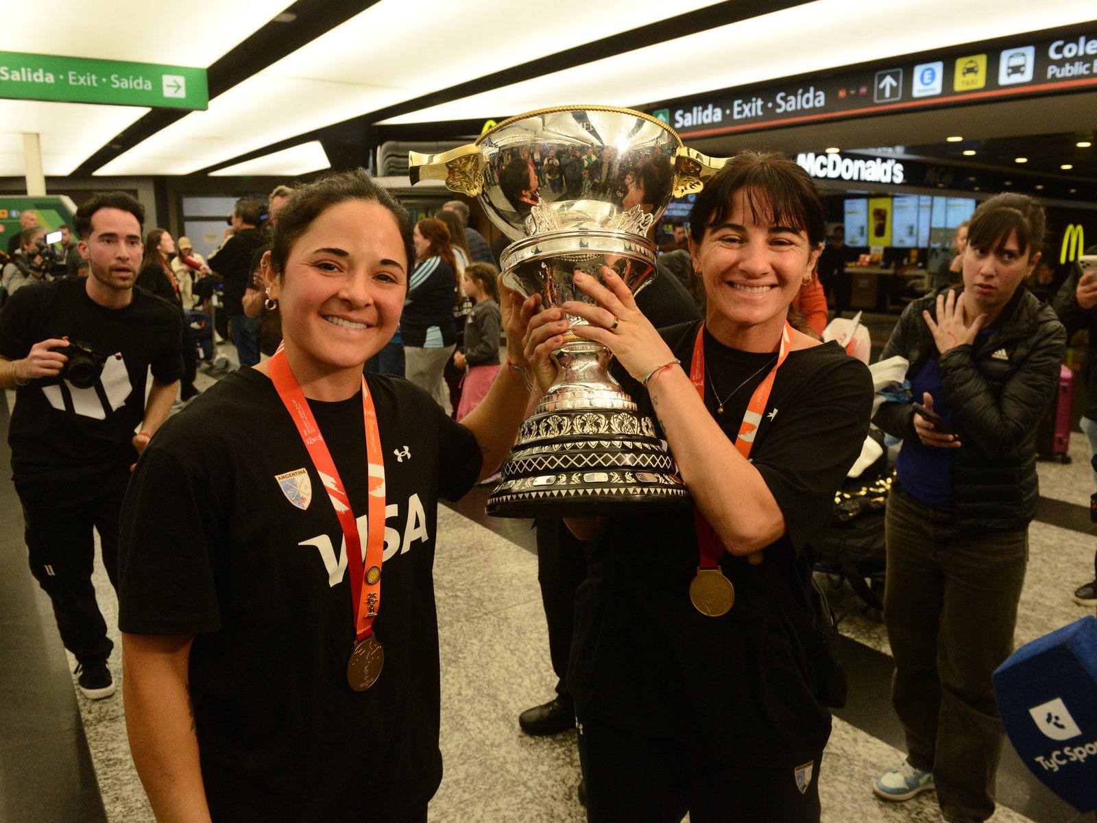 Locura por Las Leonas: una multitud recibió a las campeonas en Ezeiza :: Olé