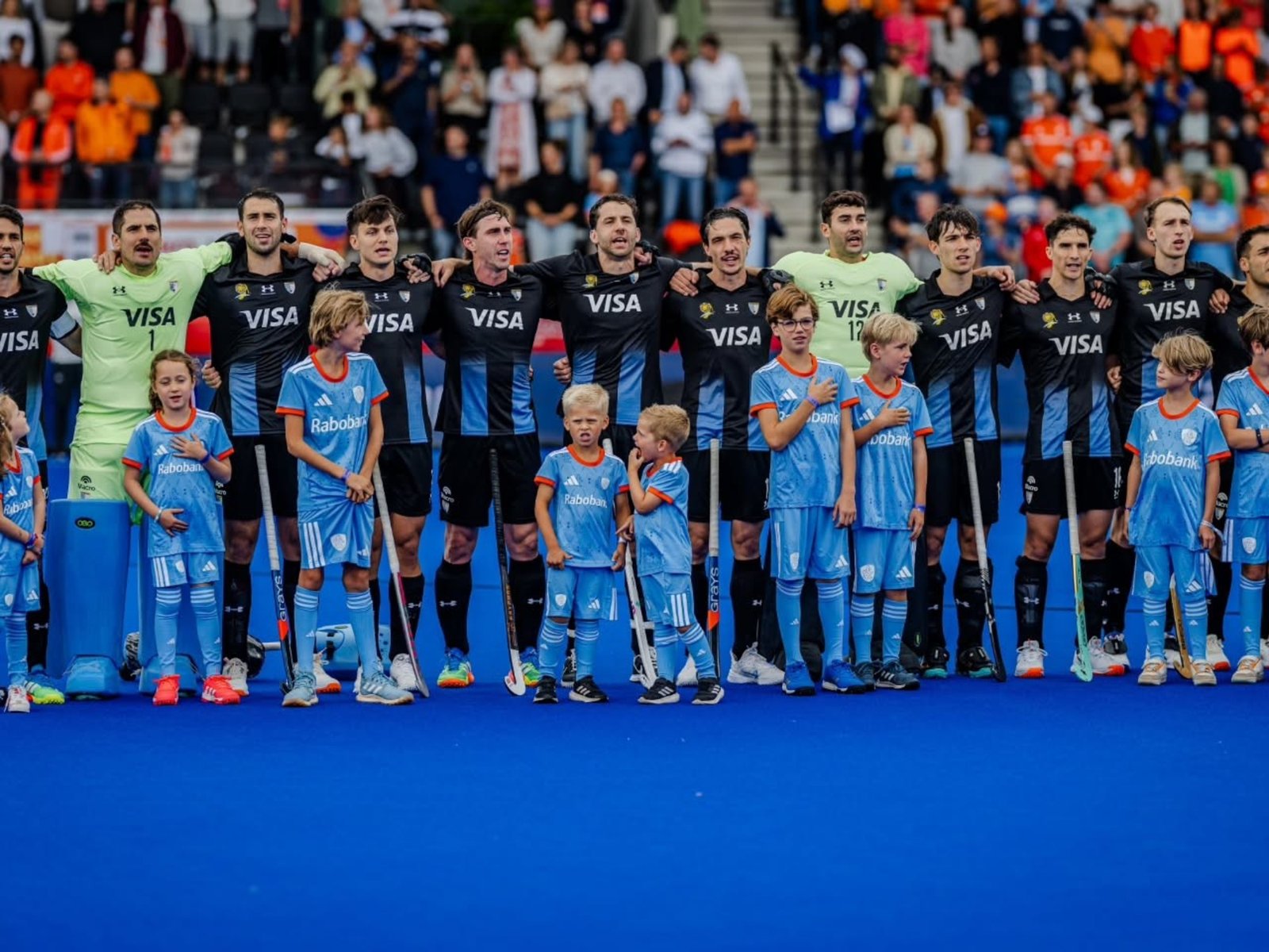 Los Leones vencieron a Inglaterra y quedaron a un paso de las semifinales del Mundial de hockey