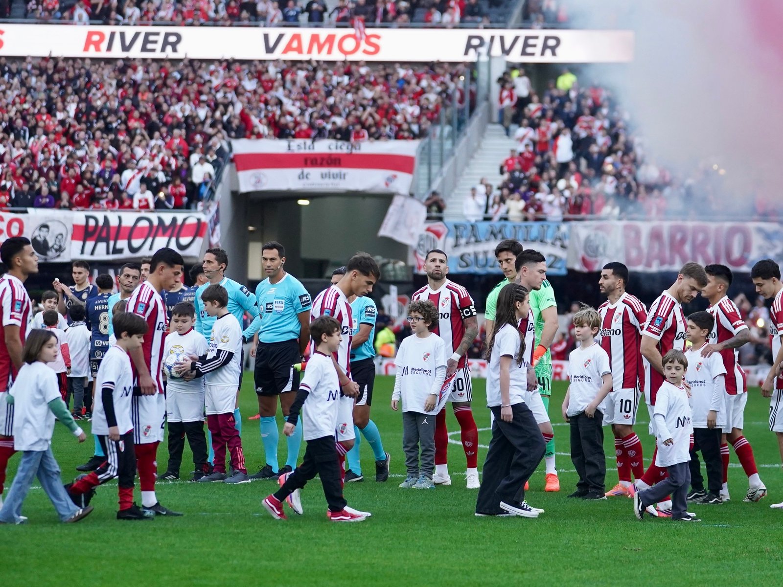 Los hinchas de River volvieron a cantar en contra del presidente de AFA Chiqui Tapia en el Monumental