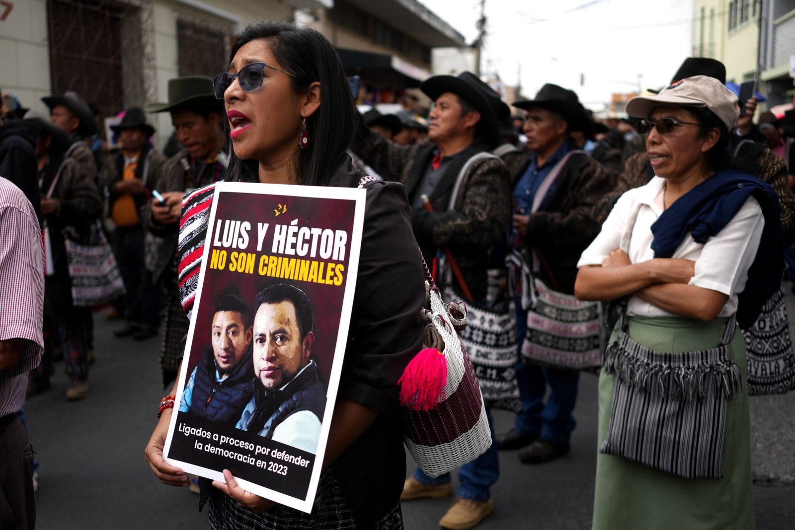 Los líderes indígenas que salvaron la presidencia de Arévalo en Guatemala seguirán sus procesos por “terrorismo” en prisión domiciliar