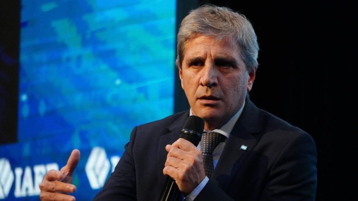 Luis Caputo destacó haber cerrado julio con superávit primario, aún con fuerte concentración de pagos de deuda