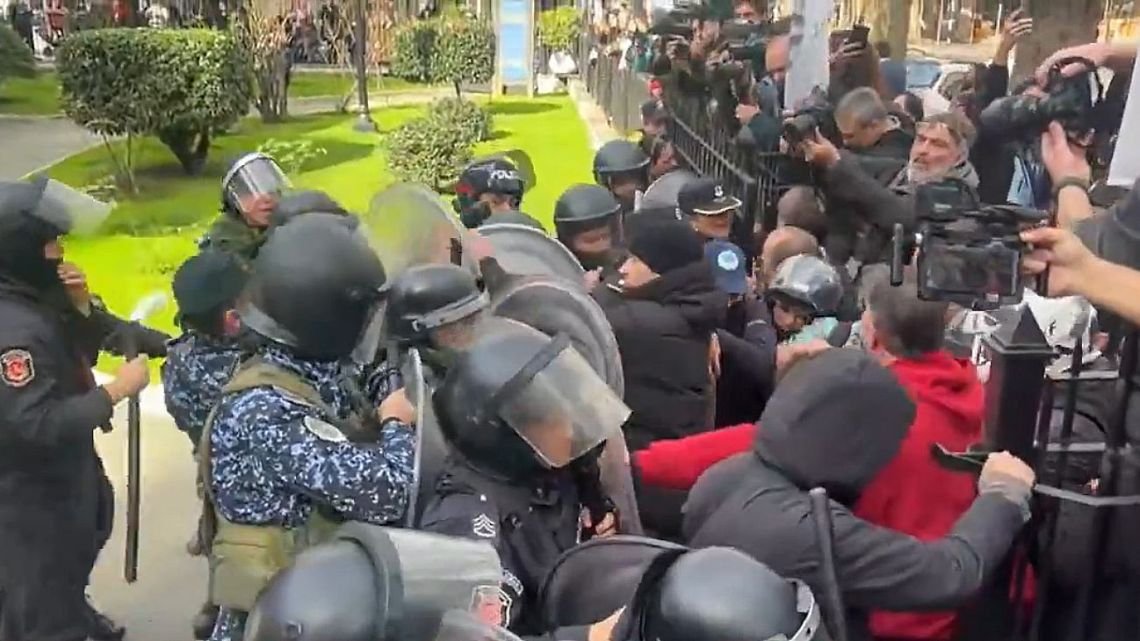 Mar del Plata al límite: tres brutales crímenes desatan marchas e incidentes y la provincia refuerza la seguridad
