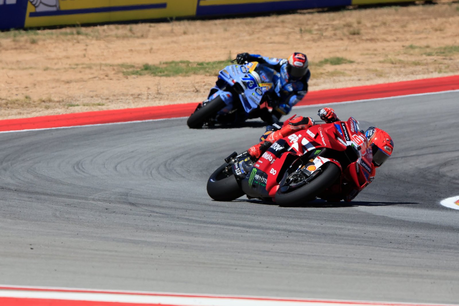 Marc Márquez responde al reto de Marco Bezzecchi y gana la ‘sprint’ del GP de Aragón