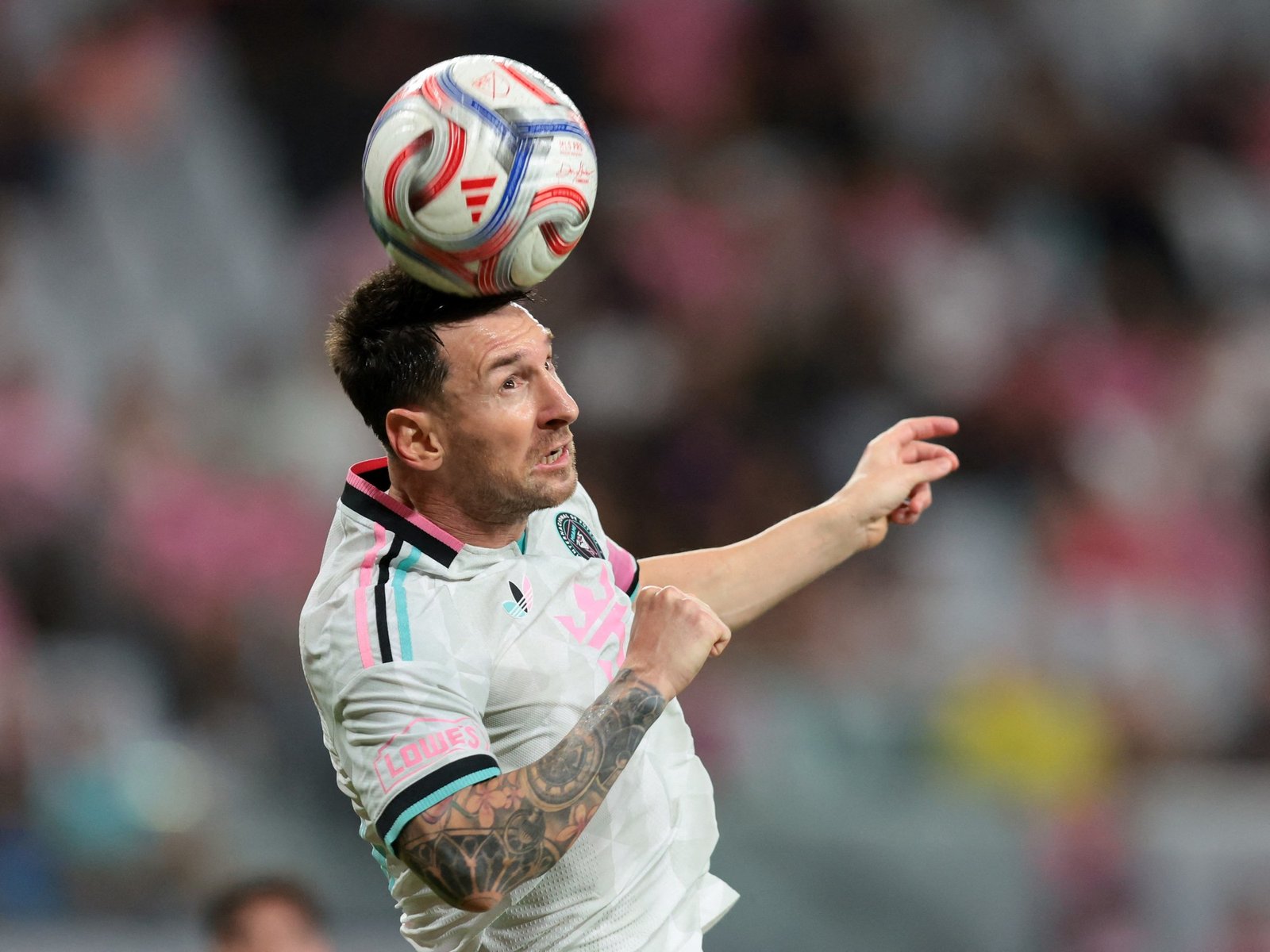 Messi y su amor Mundial por la pelota :: Olé