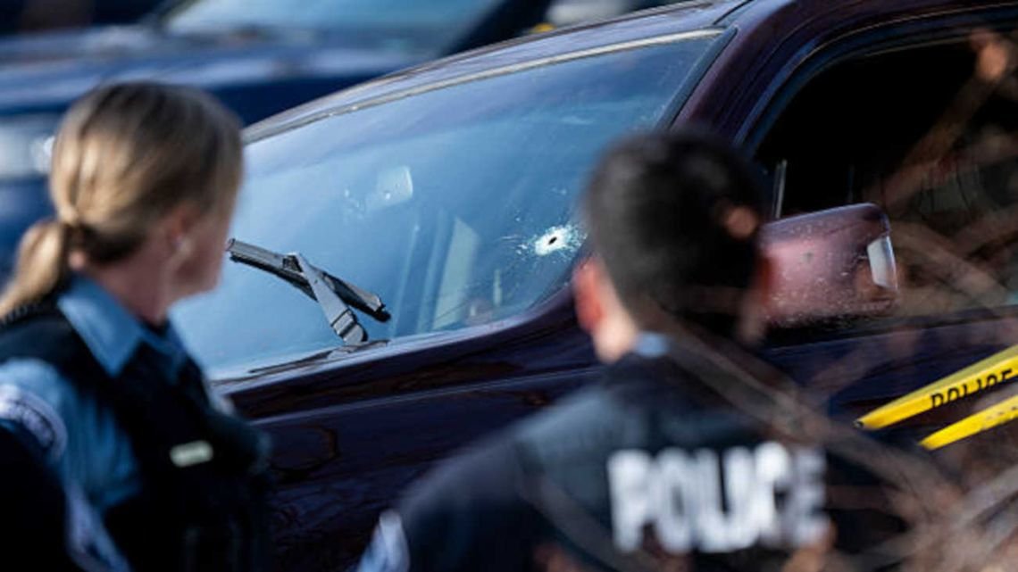 Mientras se aguarda que el ICE estrene sus "guantes eléctricos", miles de haitianos tratan de pasar a Canadá