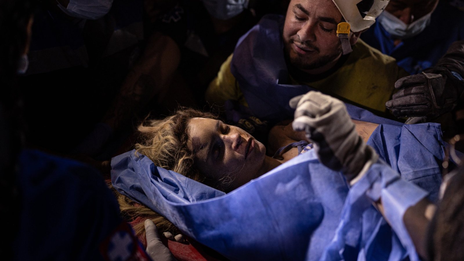 Daniela Largo es trasladada a una ambulancia tras ser rescatada de los escombros, este 11 de agosto en Pereira.