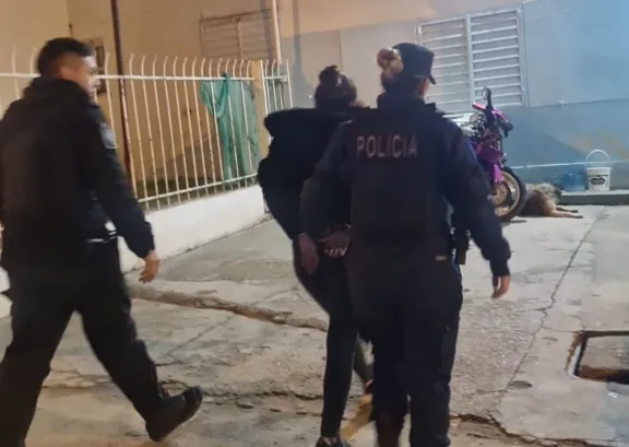 Mujer arrestada tras una persecución policial por disparos en el barrio Moure