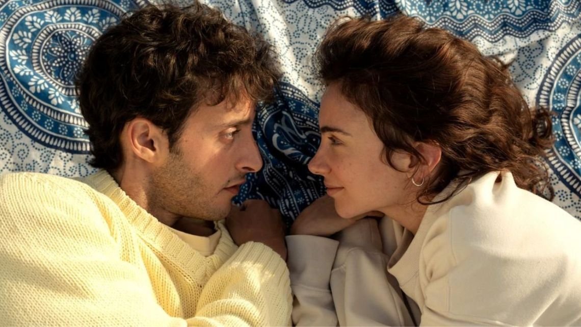 Netflix estrena una nueva miniserie romántica basada en una exitosa novela: de qué trata