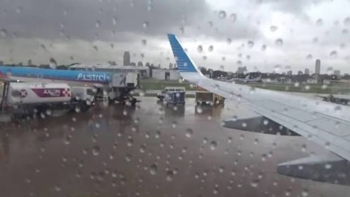 Noche espantosa en el AMBA: lluvia, viento, cortes de luz y casi 30 vuelos afectados