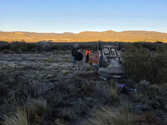 Perdió el control de la camioneta por la presencia de hielo en la calzada y volcó