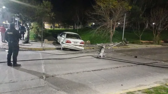 Perdió el control de su auto y protagonizó un despiste en Güemes y Sarmiento