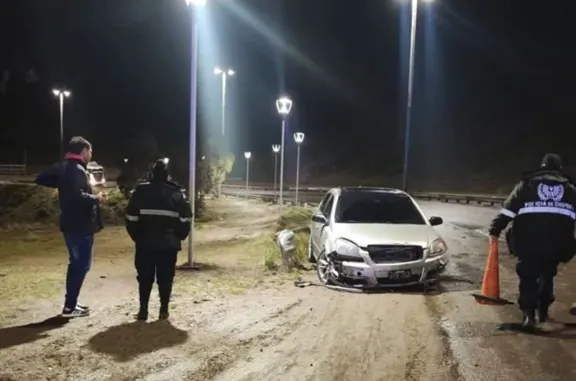Perdió el control del auto y terminó incrustado contra el guardarrail en la Ruta 3