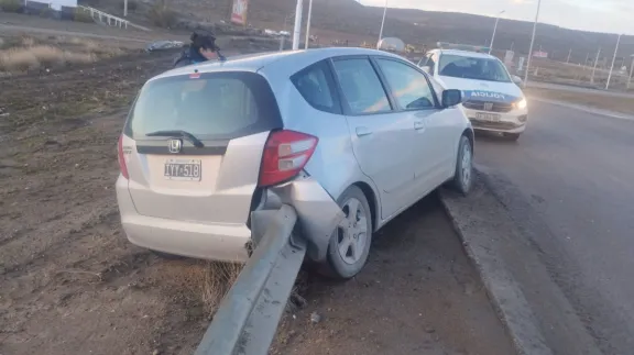 Perdió el control, despistó y terminó sobre el guardarraíl