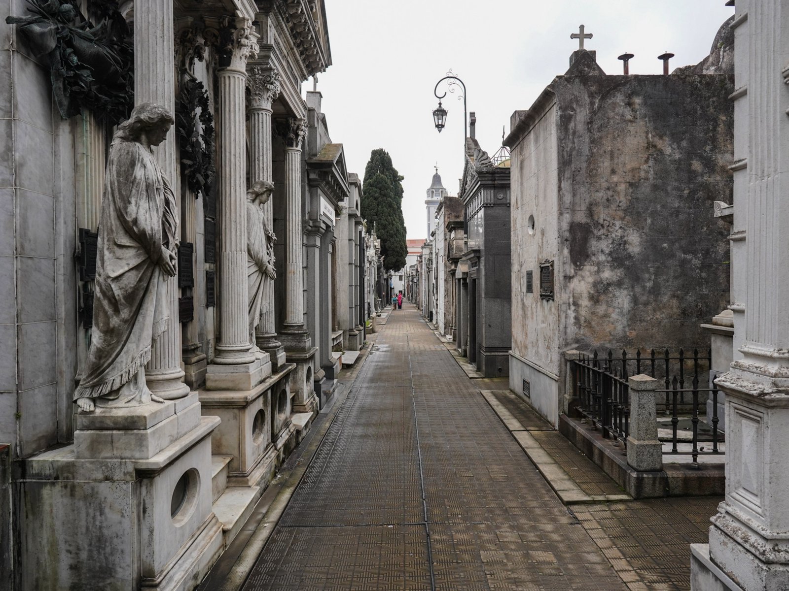 Piden retirar los féretros de una bóveda abandonada en Recoleta en la que planean abrir un local comercial