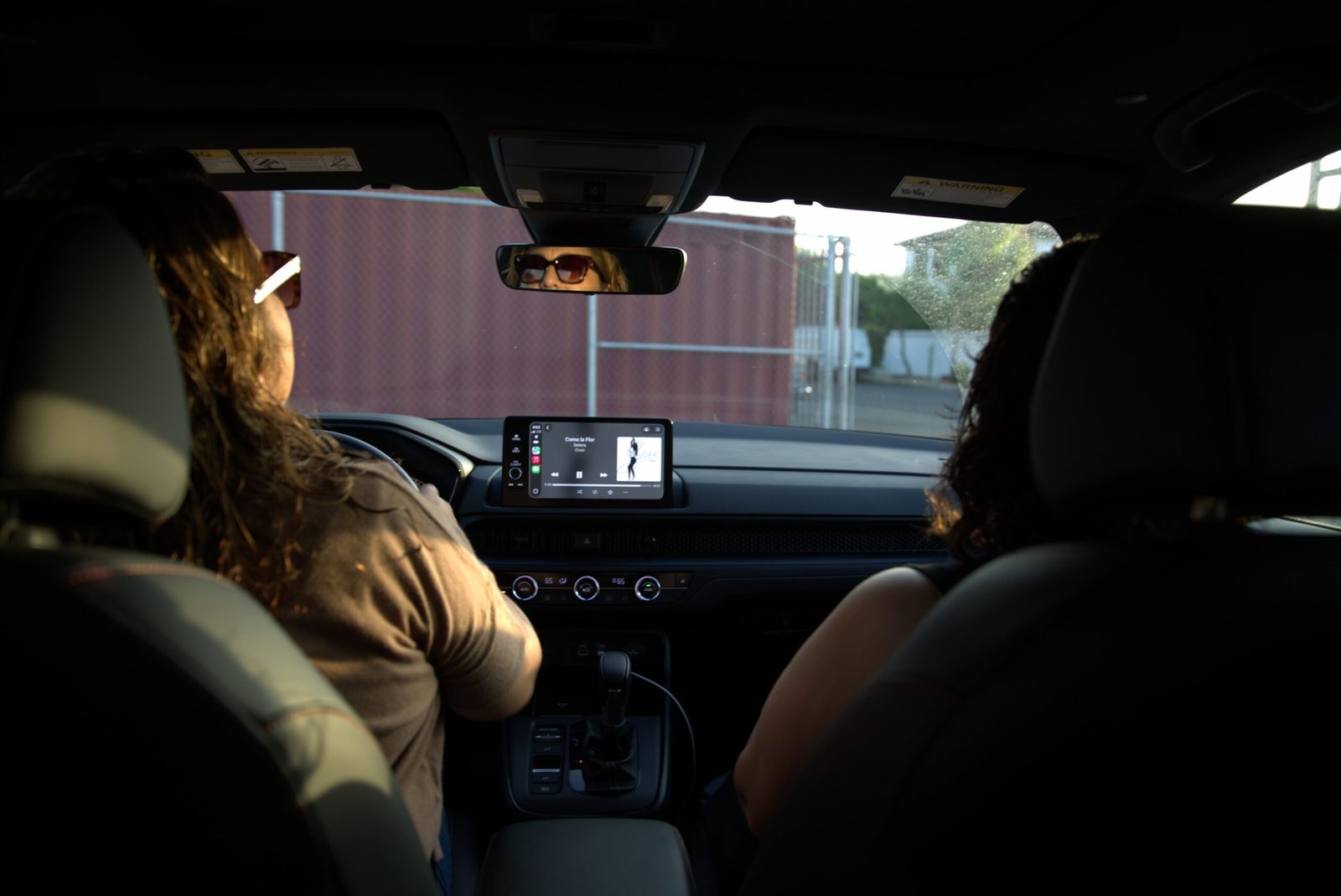 Las maestras Ingrid Villeda y Olga recorren las calles del sur de Los Ángeles buscando agentes del ICE.