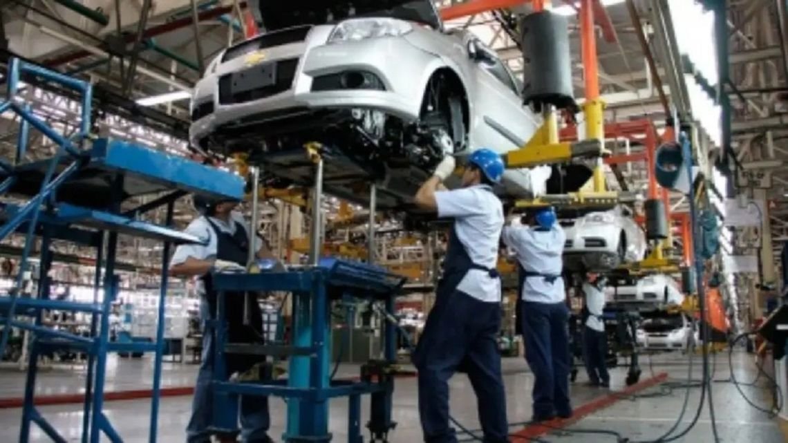 RDEco: la industria automotriz argentina pierde participación frente a los importados y opera con baja capacidad