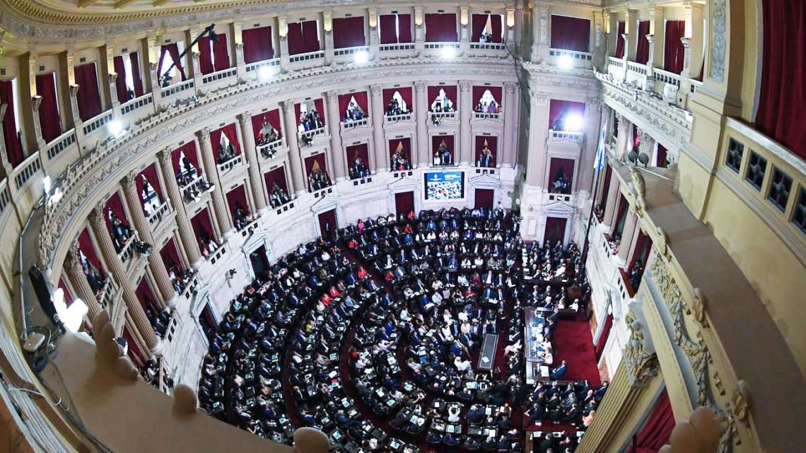 Reforma del BCRA: "Quieren atornillar a un socio de Caputo, basta de falacias", la frase de Strada que encendió el debate en Diputados