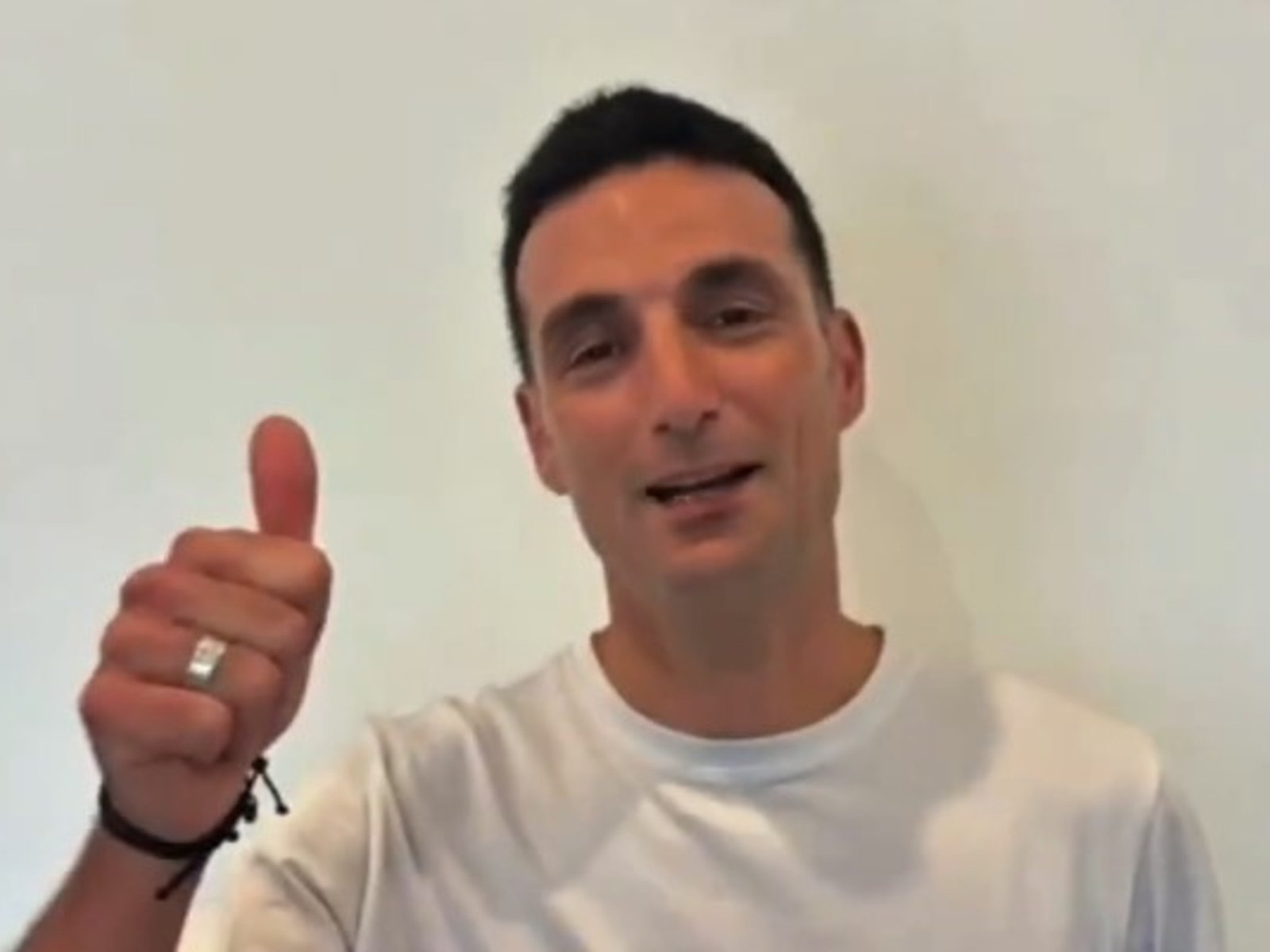 Scaloni reapareció en redes con un mensaje para Las Leonas y Los Leones antes del debut