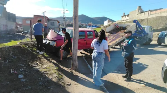 Se descompensó al volante, perdió el control de su camioneta y chocó contra un acoplado en barrio San Cayetano