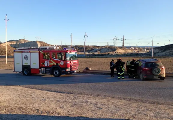 Se le salió una rueda a su camioneta y terminó arriba del guardarrail