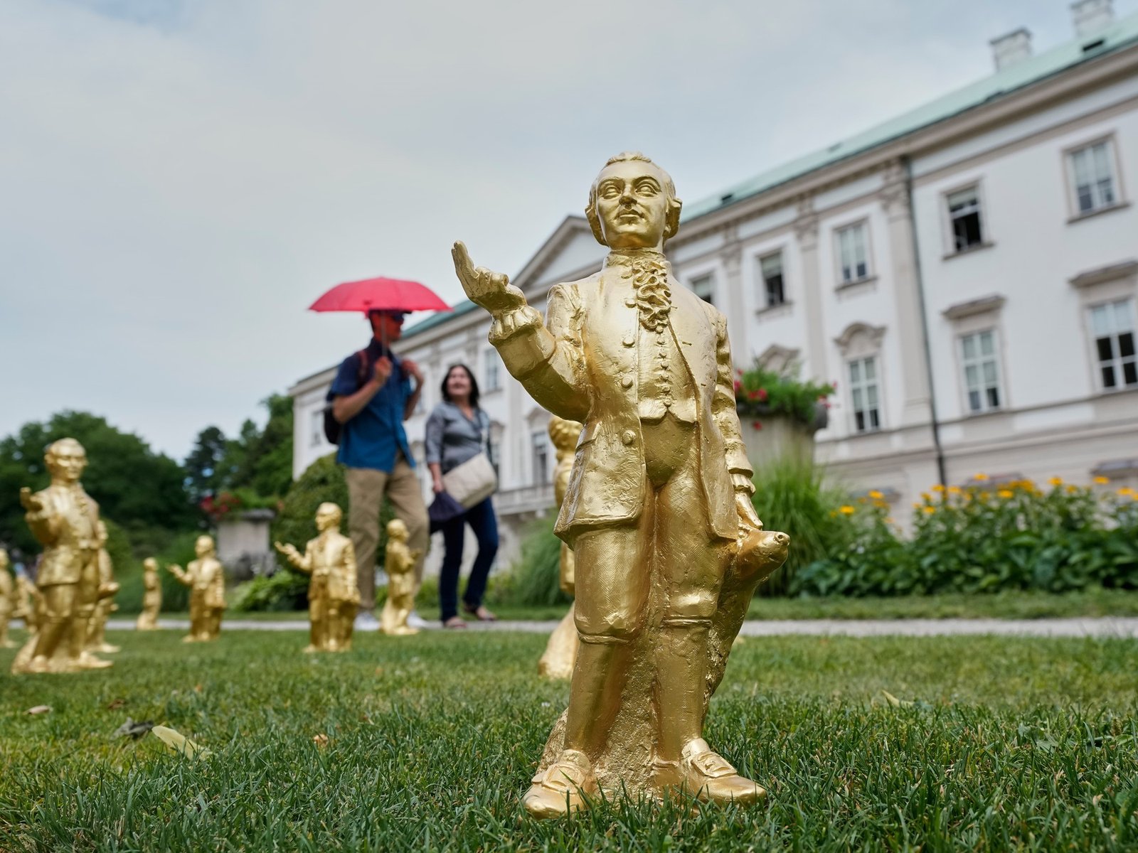 Se robaron más de 200 mini estatuas de Mozart y su perro que formaban parte de una instalación en Salzburgo por el 270° aniversario del nacimiento del compositor