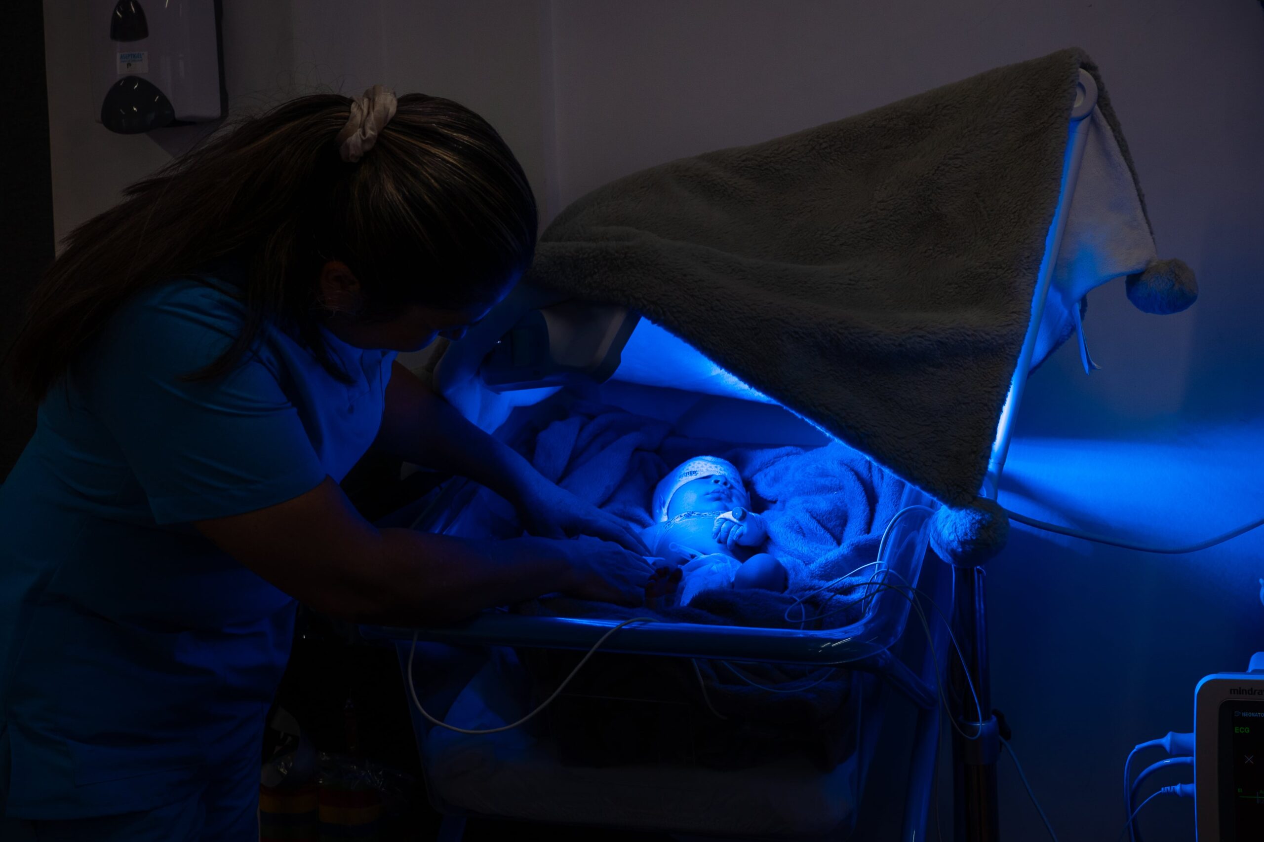 Una enfermera revisa a Isaac en la sala neonatal instalada en un salón de una escuela de música en Pereira, el jueves pasado.