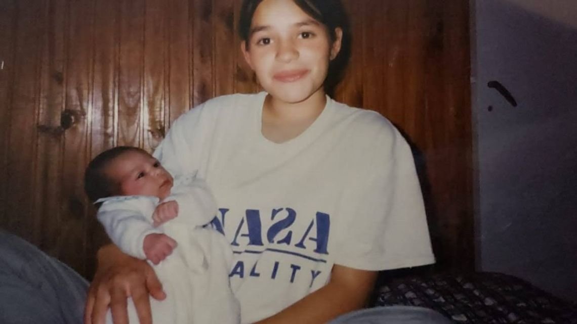 Su padre mató a su mamá, la contactó desde la cárcel y ahora denuncia que la acosa por redes