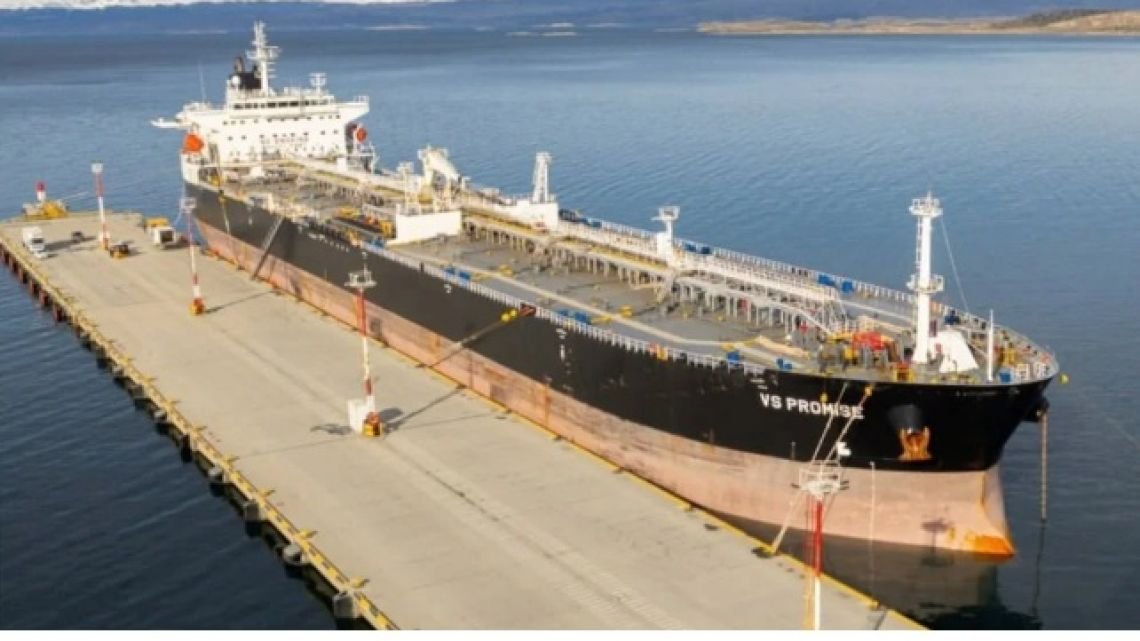 Tierra del Fuego protestó por el amarre de un buque petrolero británico y reclamó el fin de la intervención nacional sobre su puerto
