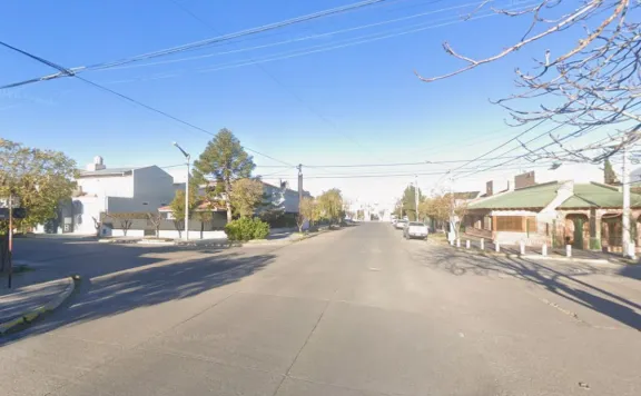Trelew: entró a una casa escapando por los techos y golpeó al propietario con una piedra