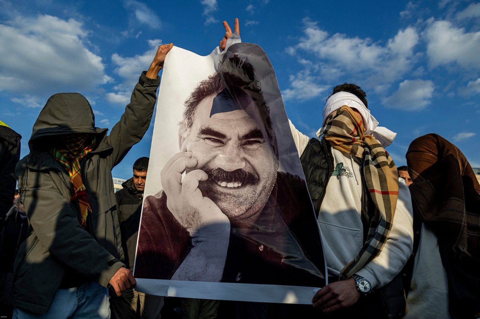 Turquía da un paso clave en la resolución del conflicto kurdo con la reinserción y perdón condicional de los militantes del PKK