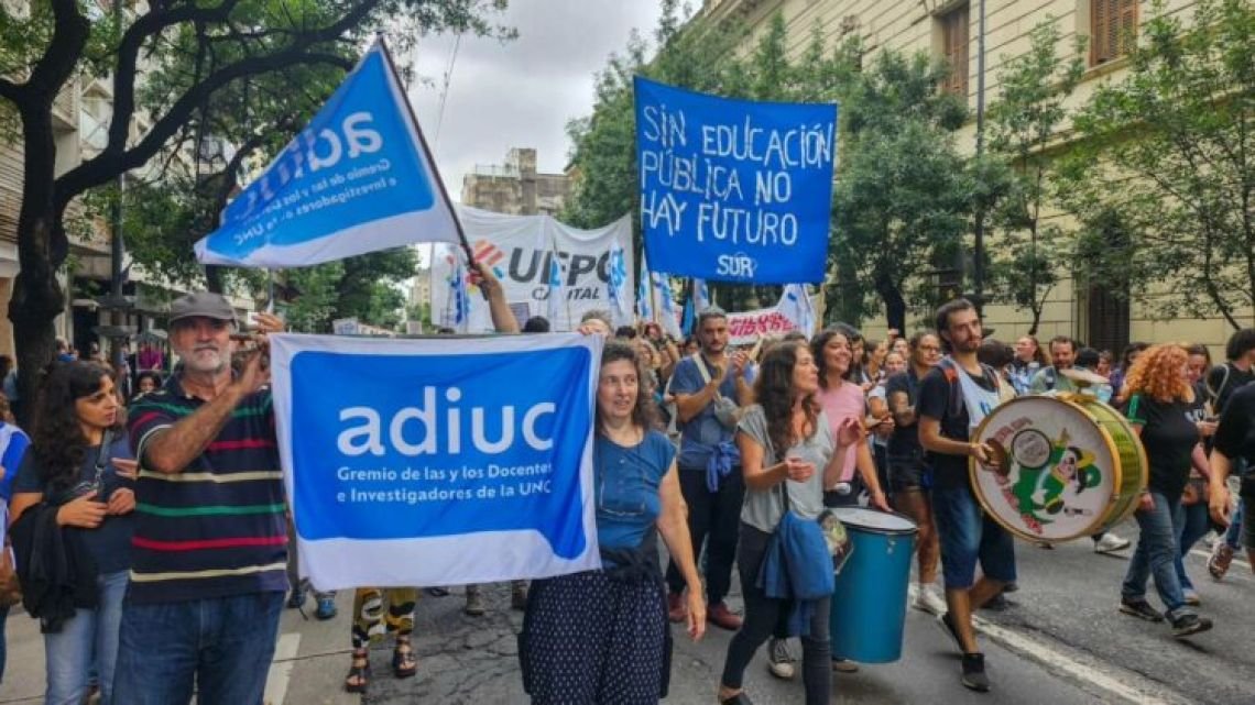 UNC: docentes cumplen un paro en reclamo del cumplimiento de la ley de financiamiento