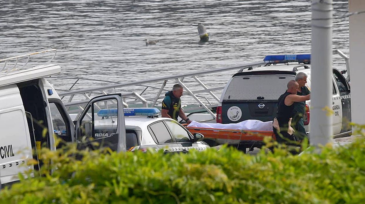 Trasladan el cuerpo de un migrante muerto durante el paso de la frontera desde Marruecos a Ceuta.