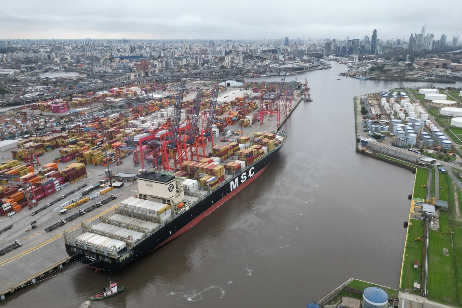 Un centenar de buques cargueros, varados en el puerto de Buenos Aires por una huelga
