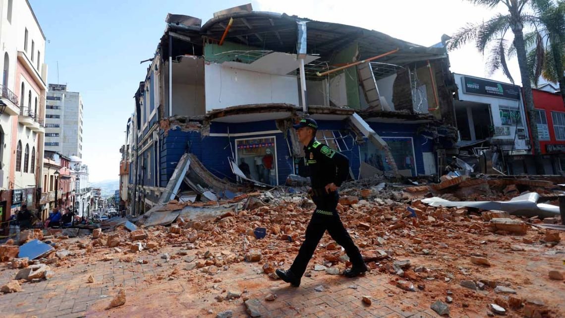 Un fuerte terremoto de magnitud 7,4 sacudió Colombia: hay al menos 78 muertos, derrumbes, heridos y daños