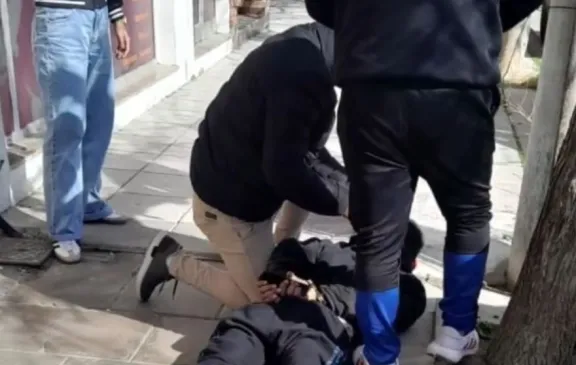 Un joven de 22 años, prófugo de la Justicia, fue detenido por la policía en Trelew y al verse acorralado intentó agredir a un efectivo