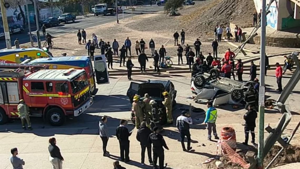 Un muerto y varios heridos tras un choque múltiple en Mendoza: dos autos cayeron de un puente