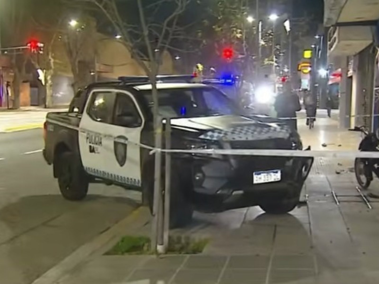 Un patrullero chocó con una moto que escapó de un control y terminaron sobre una vereda en Palermo