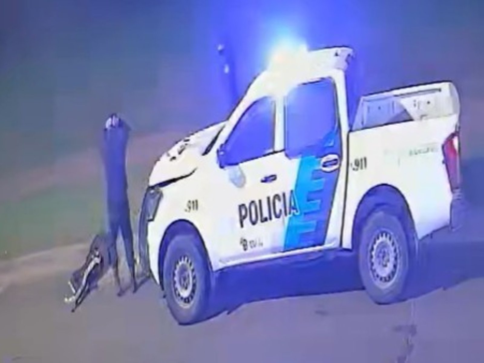 Un patrullero de la Policía Bonaerense iba a asistir una emergencia del 911 y atropelló a un peatón en Don Orione