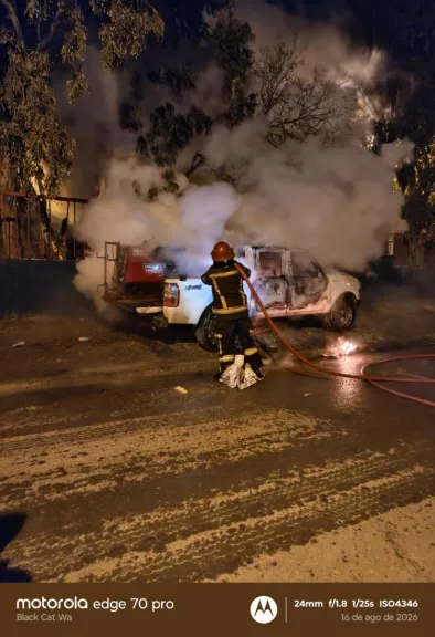 Una camioneta se incendió durante la madrugada en Km 8
