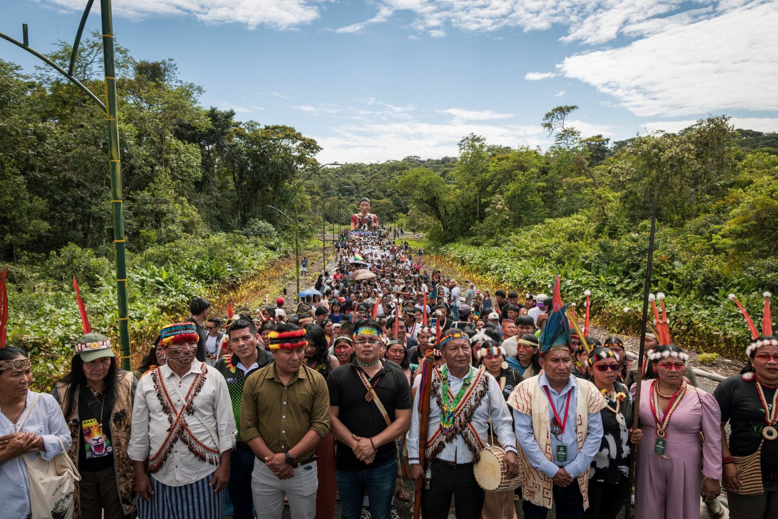 Líderes y lideresas de diferentes nacionalidades indígenas de la amazonía encabezan la marcha en Puyo, Ecuador, este viernes.