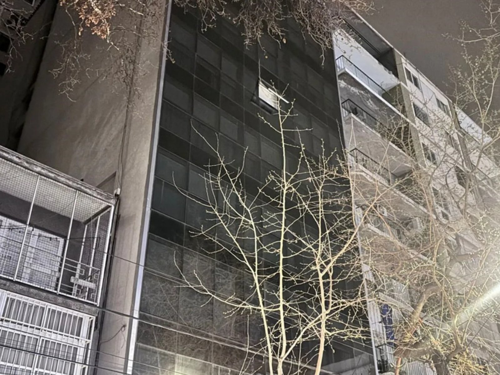 Una mujer murió tras caer de un quinto piso en pleno centro de Mendoza: detuvieron a su pareja