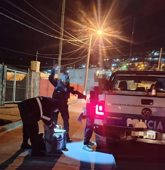 Vio a la Policía, descartó varias bolsas e intentó esconderse en el patio de una vivienda