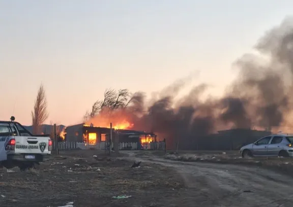 Voraz incendio destruyó una vivienda en el barrio Los Hornos