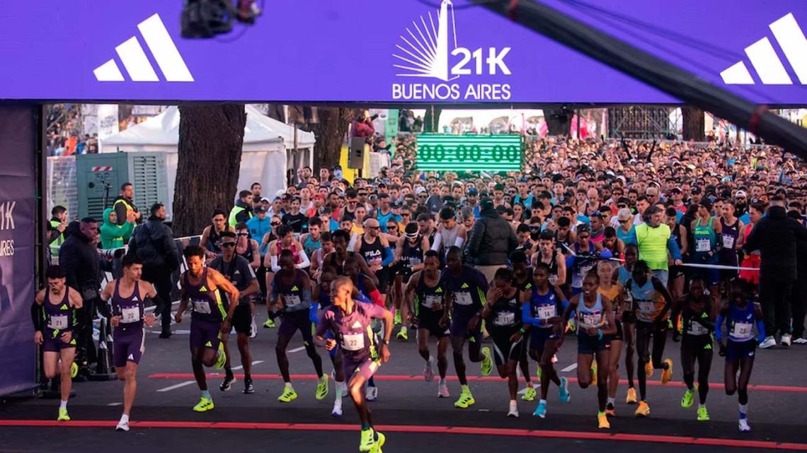 Yomif Kejelcha ganó los 21K de Buenos Aires y marcó un nuevo récord mundial