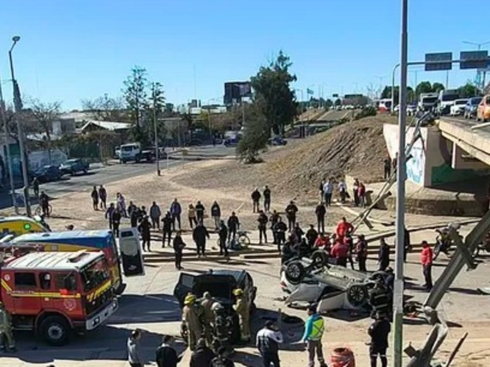 cayeron dos autos al romper un guardarrail de un puente, murió un hombre y seis personas terminaron heridas