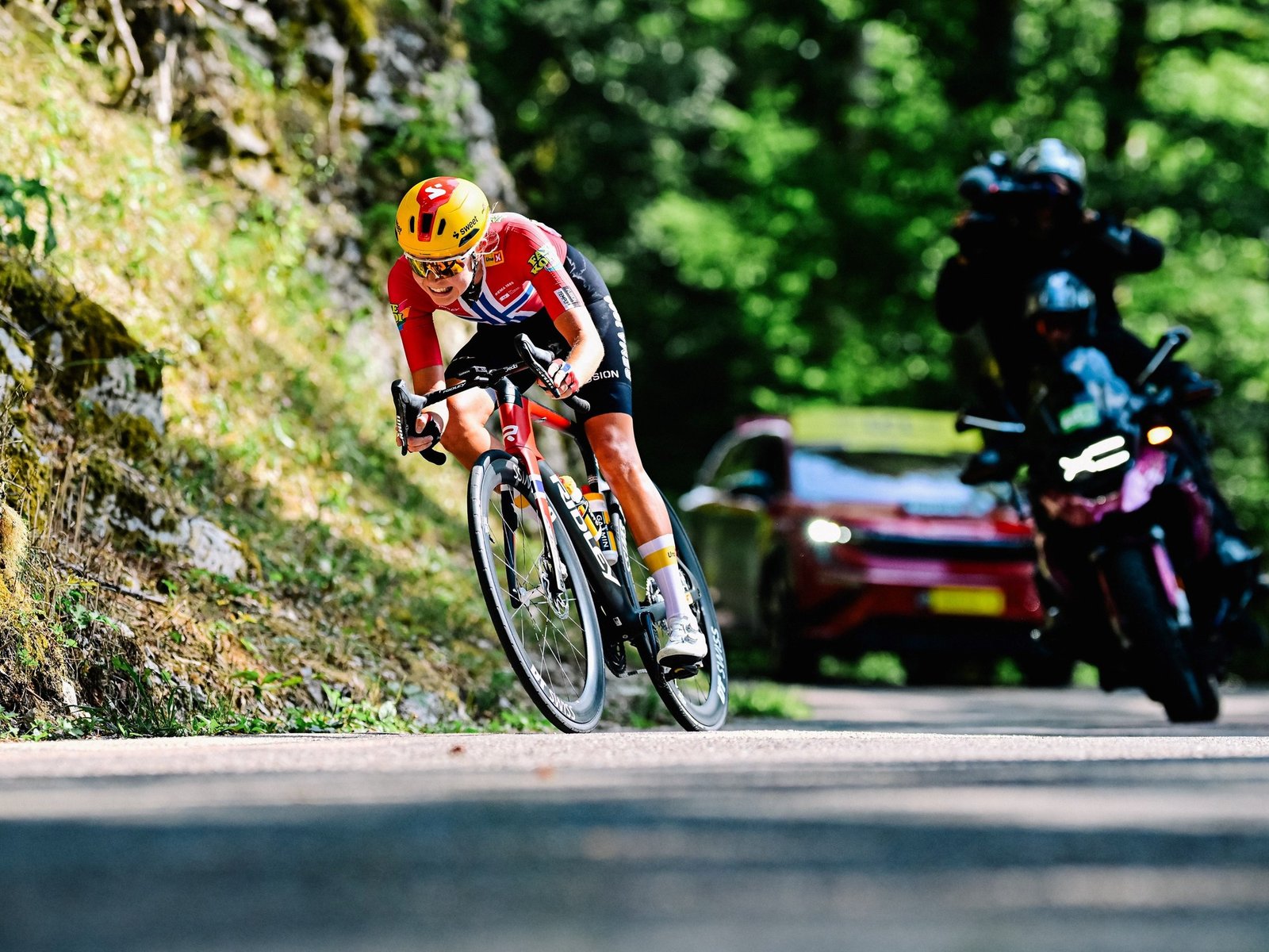 de qué se tratan los "corpiños" que mejoran la aerodinámica de las ciclistas