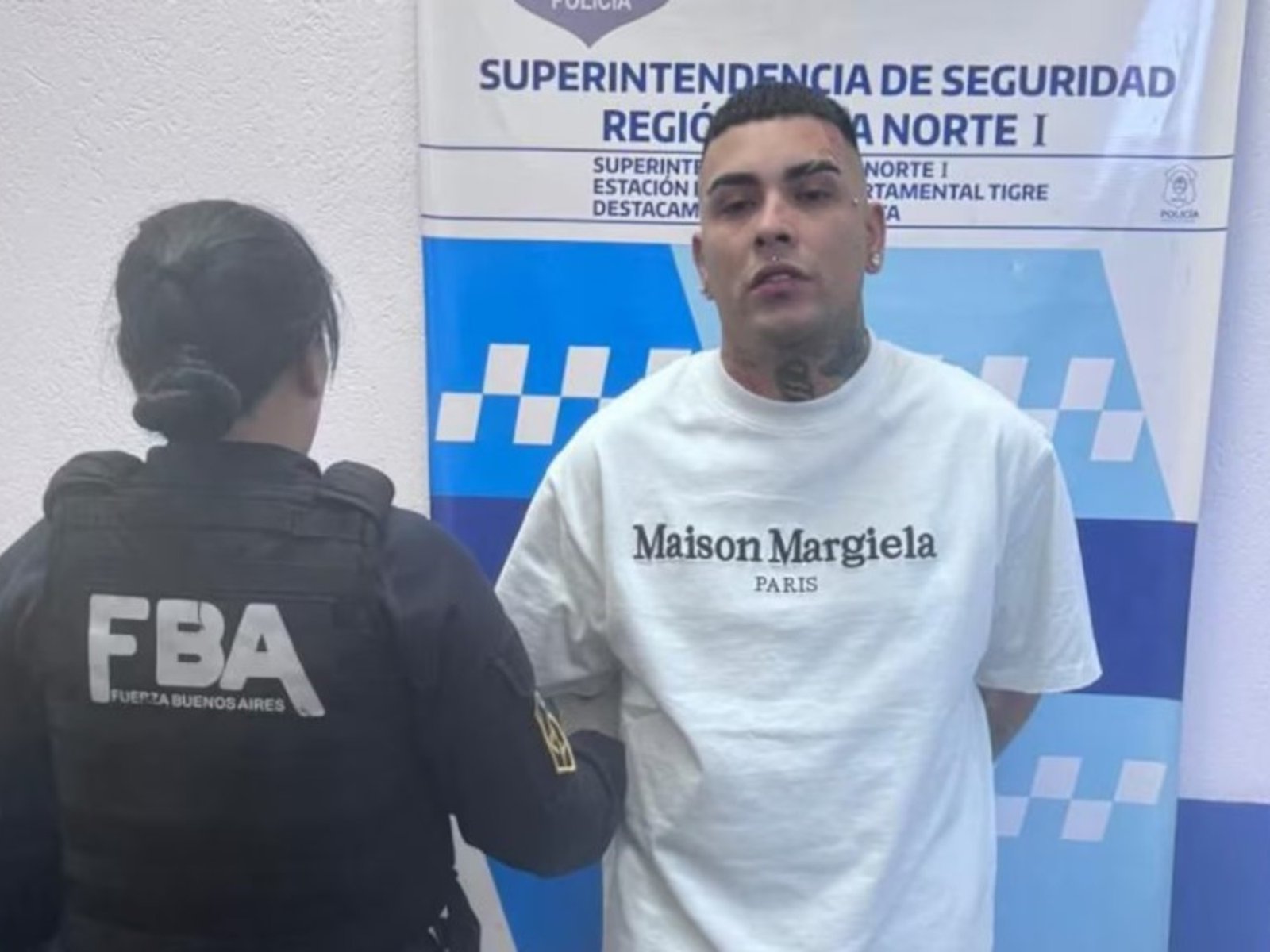 el momento en que el cantante de RKT es interceptado en una camioneta sin patente y con un arma